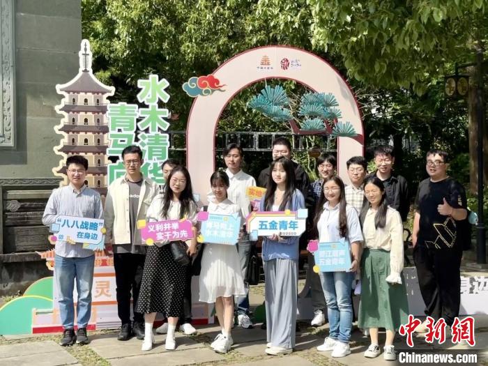 宣講團成員在永康市合影。　呂鈺寧 攝