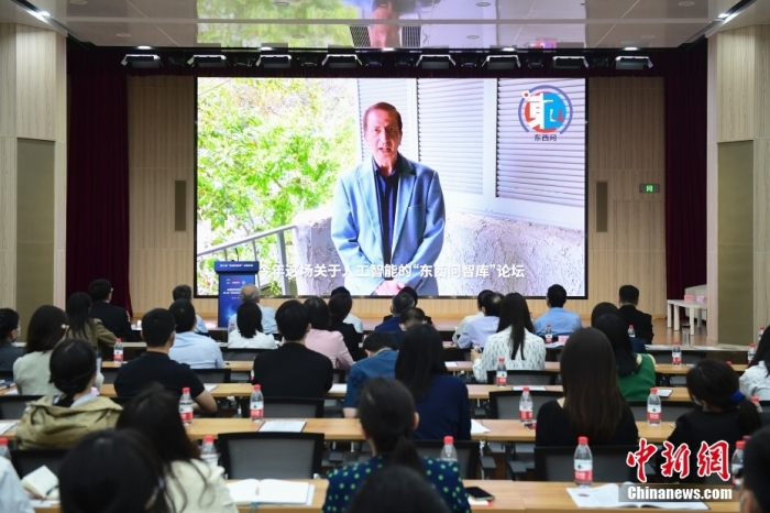 5月30日，<a target='_blank' href='/'>中新社</a>第二屆“東西問智庫”主題論壇在北京舉行，多位中外專家圍繞“AI革命與文明進(jìn)化”展開討論。圖為美國加州理工學(xué)院電氣工程和計(jì)算機(jī)科學(xué)教授、人工智能專家亞瑟·阿布-穆斯塔法通過視頻在論壇上作主旨演講。<a target='_blank' href='/'>中新社</a>記者 田雨昊 攝