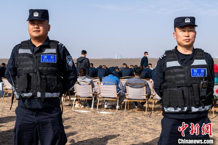 圖為承擔(dān)神舟十六號載人飛船安保任務(wù)的移民管理警察?！∨ｖ?攝