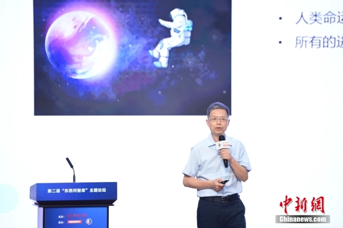 5月30日，<a target='_blank' href='/'>中新社</a>第二屆“東西問智庫”主題論壇在北京舉行，多位中外專家圍繞“AI革命與文明進化”展開討論。圖為北京大學新聞與傳播學院教授胡泳在論壇上作主旨演講。<a target='_blank' href='/'>中新社</a>記者 田雨昊 攝