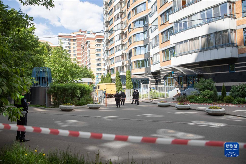 5月30日，警察在俄羅斯首都莫斯科的樓房遭襲現(xiàn)場警戒。新華社記者白雪騏攝