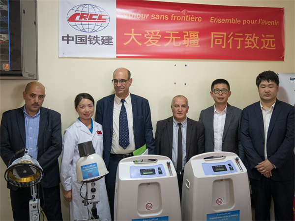 中國鐵建阿爾及利亞公司向當(dāng)?shù)蒯t(yī)院捐贈(zèng)醫(yī)療物資。鐵建國際供圖