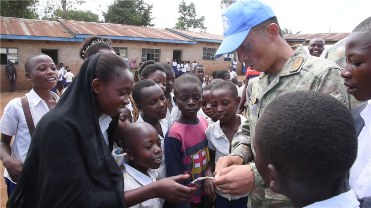孩子們迎接維和官兵的到來。王錦偉攝