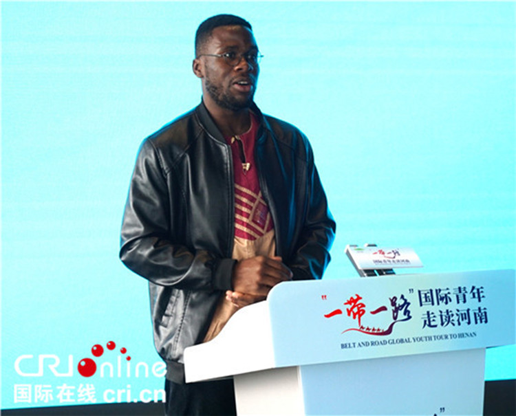 國際青年代表奕曉龍發(fā)言。賈親親 攝