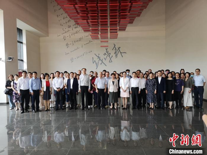 上海僑界人士參觀上海交通大學錢學森圖書館?！》队畋?攝