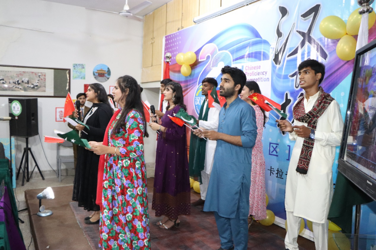 “漢語橋”世界大學(xué)生中文比賽卡拉奇賽區(qū)決賽現(xiàn)場(chǎng)，參賽選手共同演唱中文歌曲?？ɡ娲髮W(xué)孔子學(xué)院供圖