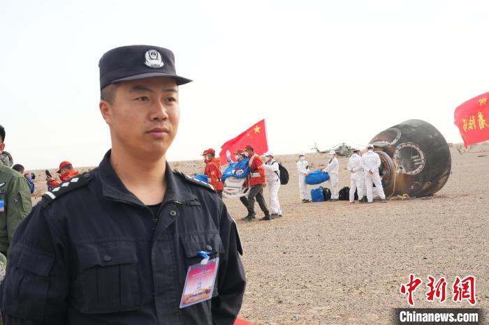 圖為阿拉善邊境管理支隊(duì)民警在著陸場(chǎng)開(kāi)展安保工作?！埥?攝