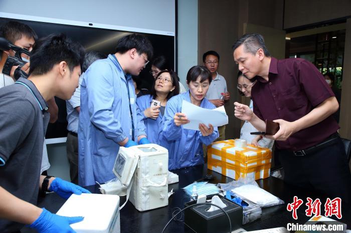 科研人員清點、查看隨神舟十五號返回地面的空間科學(xué)實驗樣品。　中科院空間應(yīng)用中心 供圖