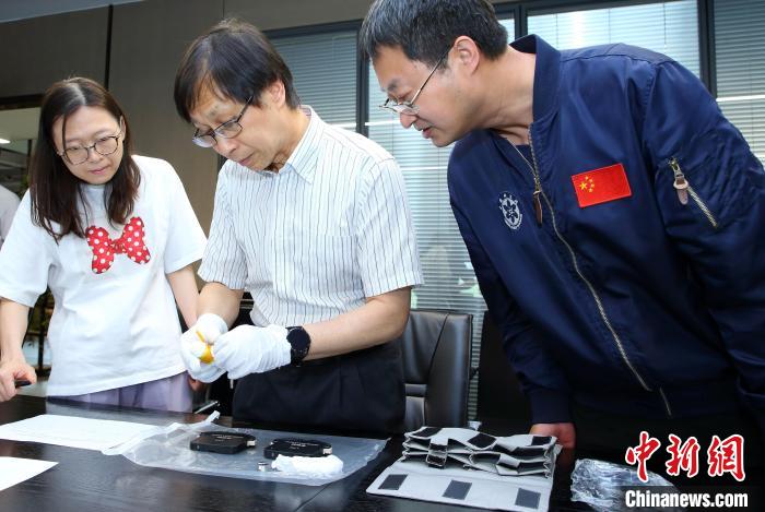 科研人員查看隨神舟十五號返回地面的空間科學(xué)實驗樣品?！≈锌圃嚎臻g應(yīng)用中心 供圖