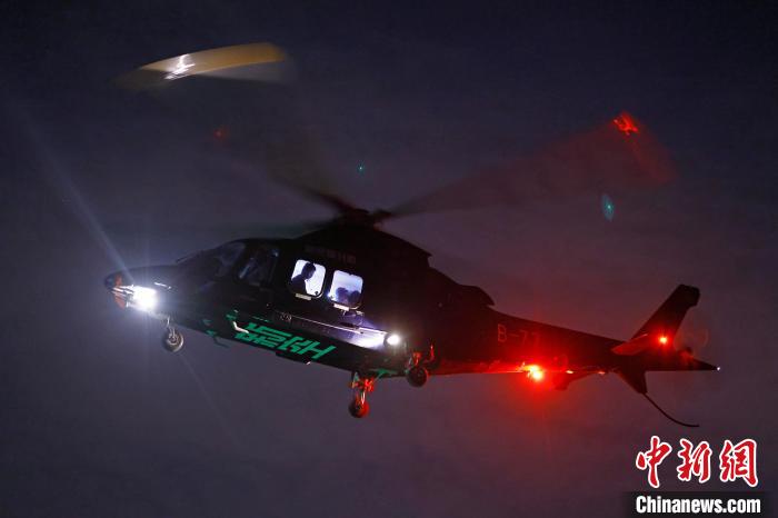 6月3日晚，游客乘坐上海新空直升機有限公司直升機開啟鳥瞰黃浦江空中圓夢之旅。　殷立勤 攝