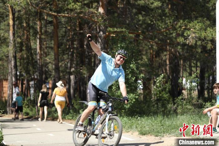 當地時間4日，哈外交部副部長羅曼·瓦西連科在騎行活動中。　亞信秘書處供圖