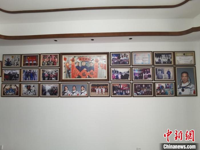 家中的照片墻上，新增了費(fèi)俊龍此次飛天的照片?！＄娚?攝