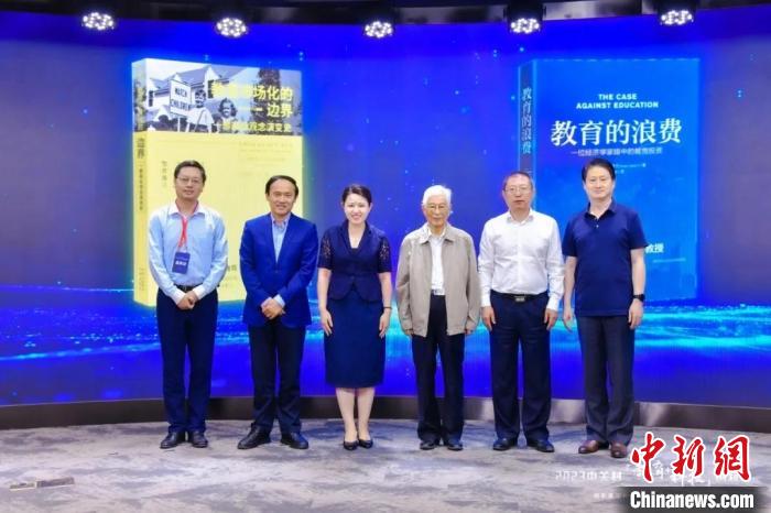 數(shù)智時(shí)代教育面臨怎樣的新機(jī)遇？專家：積極挖潛創(chuàng)新、謹(jǐn)慎應(yīng)對(duì)挑戰(zhàn)