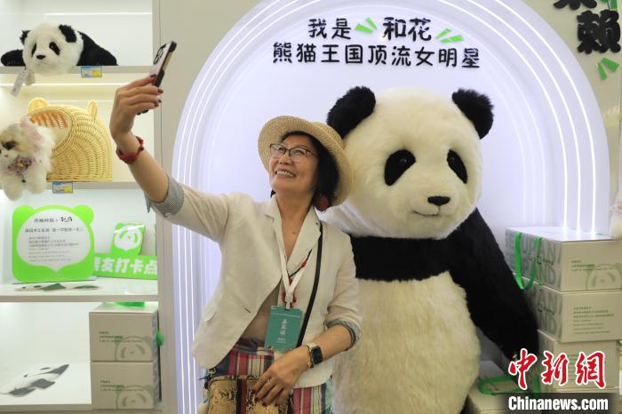 美國華視總裁楊蓮花與大熊貓文創(chuàng)產(chǎn)品合影?！⊥趵?攝