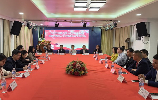 當?shù)貢r間6月11日，由廈門市委常委、宣傳部部長吳子東率領的廈門市文化產(chǎn)業(yè)代表團來到巴西華人文化交流協(xié)會會館交流訪問，與里約熱內(nèi)盧僑界舉行座談。謝照攝