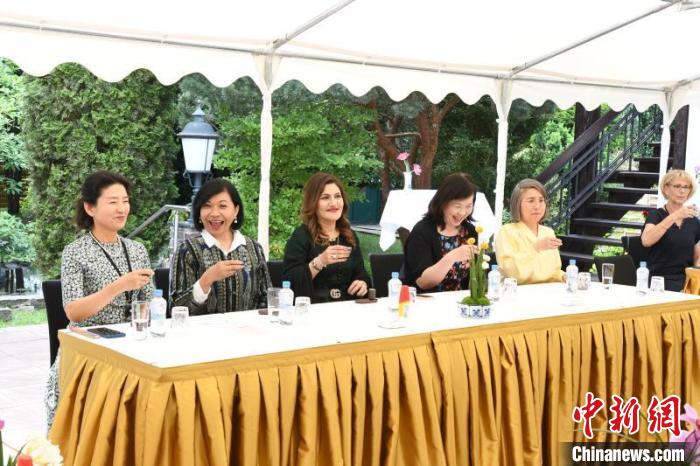 圖為嘉賓品味烏龍茶?！“亓种袊幕行墓﹫D。