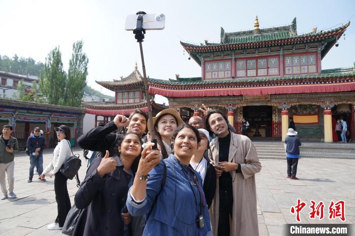 圖為外國記者在塔爾寺合影?！●R銘言 攝