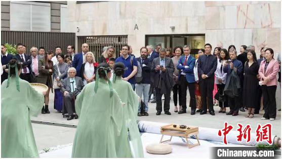 嘉賓觀看茶舞表演?！⌒抨柺形麄鞑抗﹫D