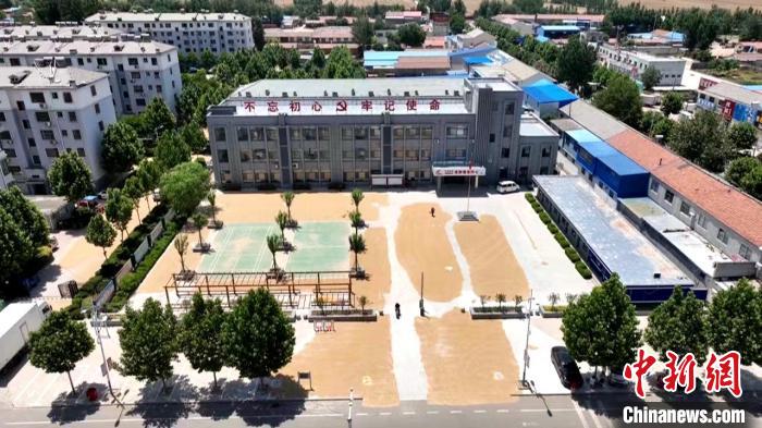 德州陵城區(qū)開放1297處鎮(zhèn)村公共場(chǎng)地，緩解農(nóng)民曬糧難題?！×瓿菂^(qū)委宣傳部供圖