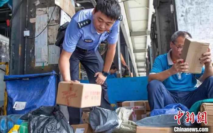 肥東縣公安局針對劇毒化學品和易制爆危險化學品生產(chǎn)企業(yè)開展安全檢查工作?！『戏示焦﹫D