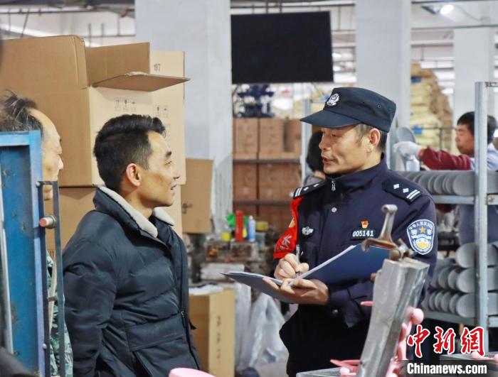 3月30日，大興派出所民警來到轄區(qū)中小企業(yè)，開展“為民為企為項目”走訪活動?！『戏示焦﹫D