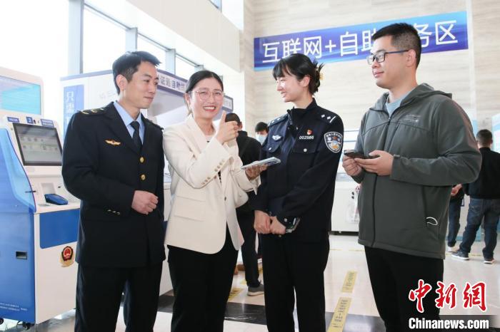 4月10日，安徽合肥，一家運輸企業(yè)負責人在工作人員的指導下，使用小程序辦理車管業(yè)務?！『戏示焦﹫D