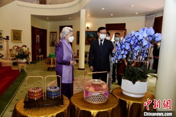 王文天大使介紹中國傳統(tǒng)工藝品及云南的蘭花和鮮果。　中國駐柬埔寨大使館微信公眾號(hào) 攝