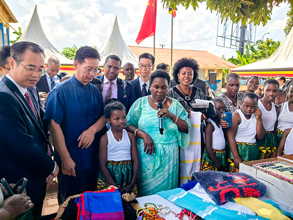 中國駐烏干達(dá)大使張利忠（右二）出席活動。 田雨攝
