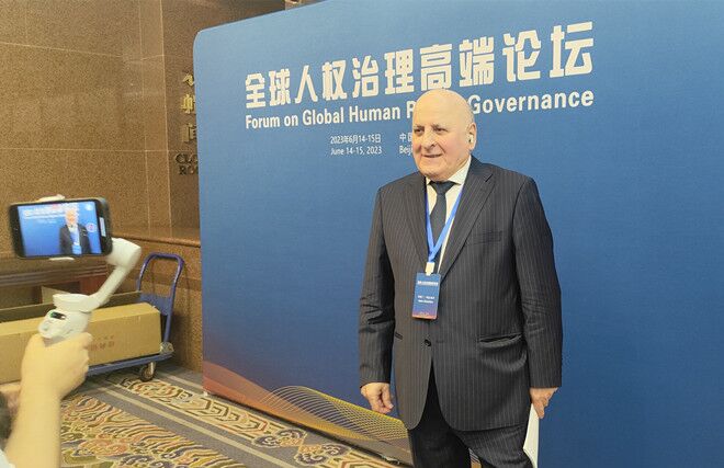 聯(lián)合國經(jīng)濟、社會及文化權利委員會副主席兼報告員、莫斯科國際關系學院國際法系主任阿斯蘭·阿巴希澤接受人民網(wǎng)記者采訪。圖片來源：視頻截圖