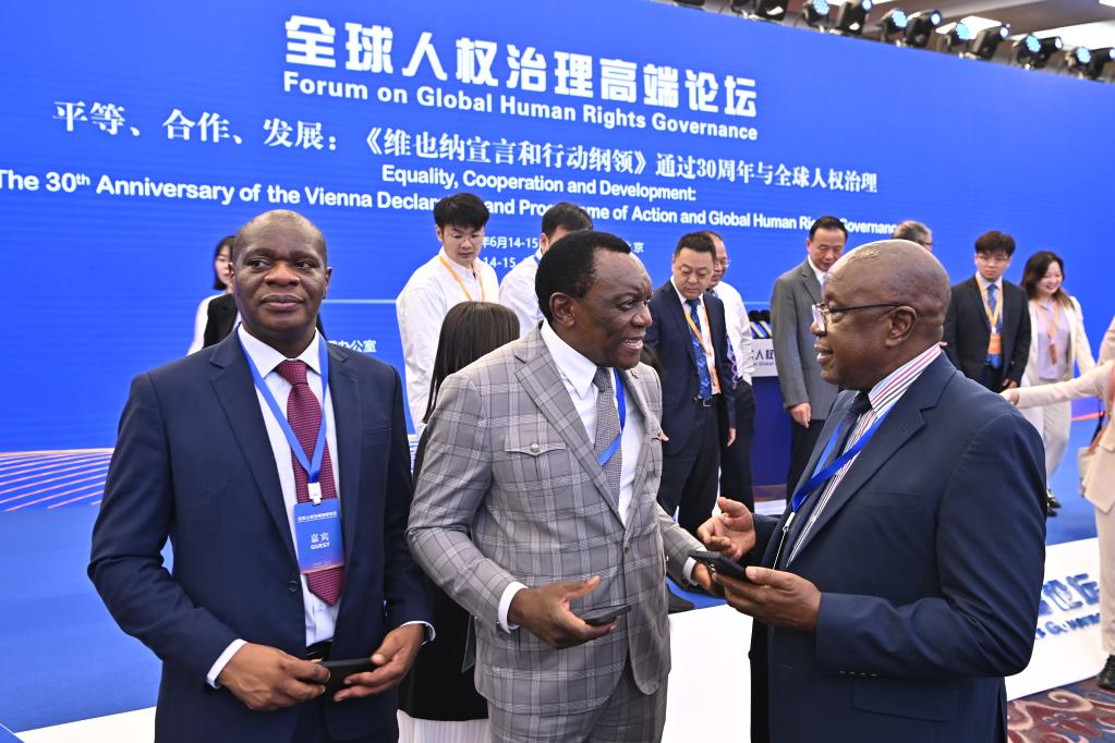 6月14日，與會者在論壇現(xiàn)場交流。新華社記者 李鑫 攝