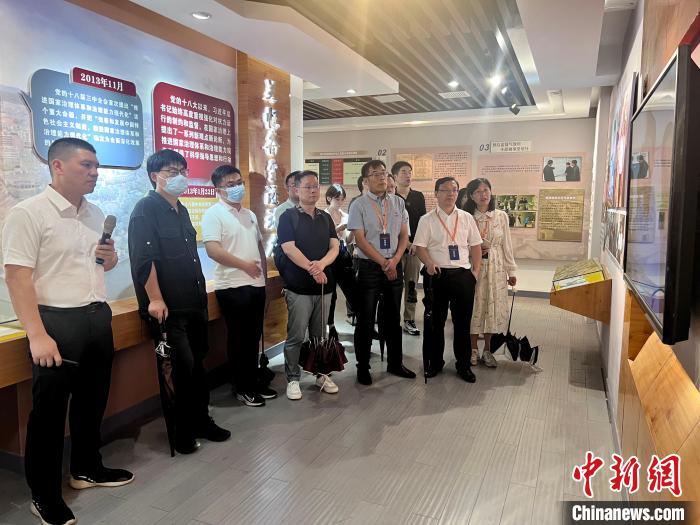 與會(huì)人員在后陳村走訪?！《做?攝