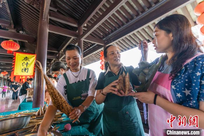 包粽子現場?！⌒弥?攝