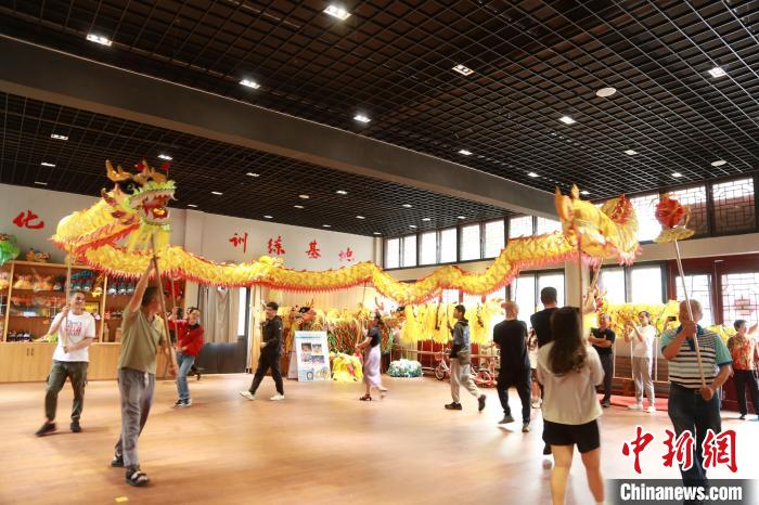 臺胞臺屬體驗舞龍?！≈芪的裙﹫D