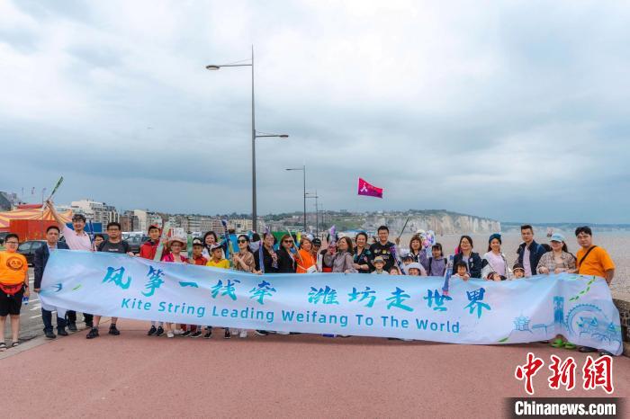 當?shù)貢r間6曰18日，“法國風箏之都”迪耶普舉辦中國風箏體驗活動。圖為風箏愛好者們合影?！≈鬓k方供圖
