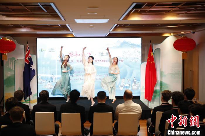 澳大利亞悉尼中學(xué)生參加“茶和天下”雅集文化體驗(yàn)活動(dòng)。圖為悉尼夕月組合的茶舞表演《福茶香飄》?！☆檿r(shí)宏 攝