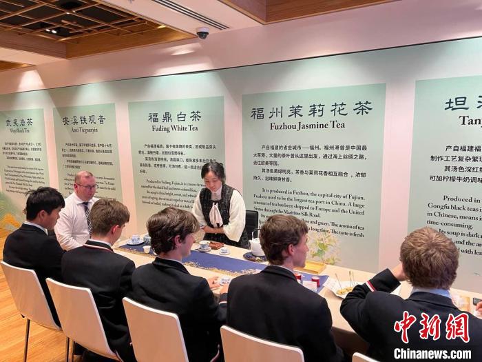 澳大利亞悉尼中學(xué)生參加“茶和天下”雅集文化體驗(yàn)活動(dòng)?！☆檿r(shí)宏 攝