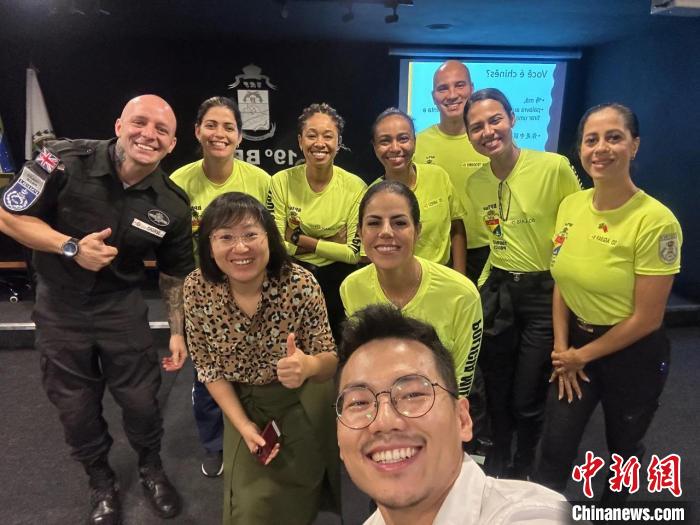 里約旅游警察上中文課。　里約熱內(nèi)盧天主教大學(xué)孔子學(xué)院供圖