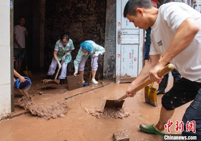 7月4日，萬州區(qū)五橋街道，洪水退去后，居民開展清淤工作?！∪矫宪?攝