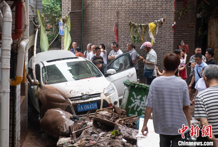 7月4日，萬州區(qū)五橋街道，居民救援受困的私家車?！∪矫宪?攝