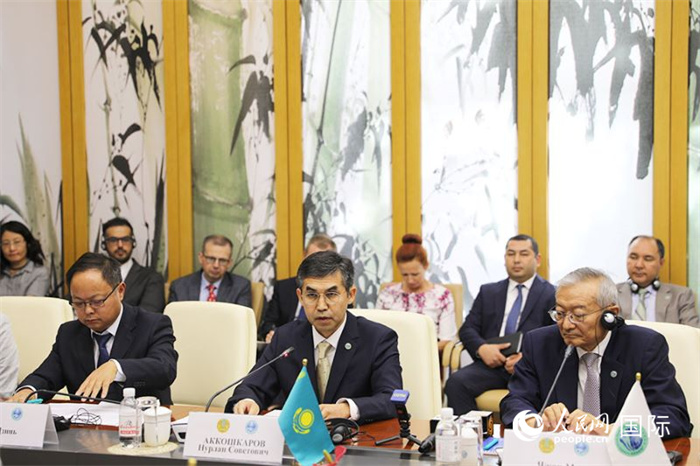 哈薩克斯坦常駐上合組織秘書處代表努爾蘭·阿科什卡羅夫介紹哈薩克斯坦接任輪值主席國(guó)后的優(yōu)先工作。人民網(wǎng) 俄布拉依攝