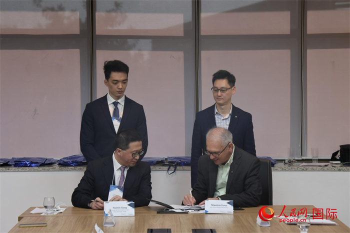 座談交流會上，中歐校友醫(yī)療健康產業(yè)協(xié)會與奧斯瓦爾多·克魯茲基金會簽署了合作備忘錄。人民網記者 時元皓攝