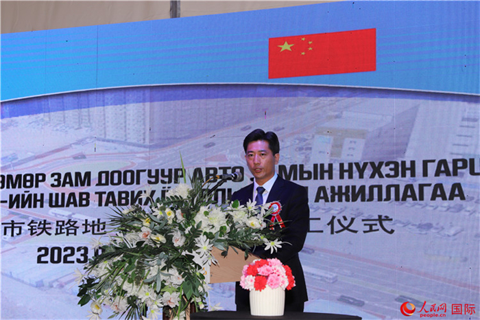 中鐵四局集團國際事業(yè)部執(zhí)行經理朱春峰致辭。人民網記者 霍文攝