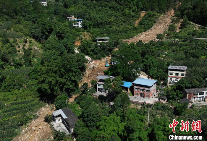 圖為航拍重慶萬(wàn)州救援現(xiàn)場(chǎng)。　陳超 攝