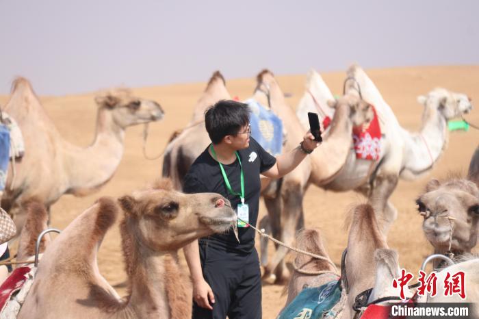 圖為臺(tái)胞體驗(yàn)大美內(nèi)蒙古?！⊥袐I供圖