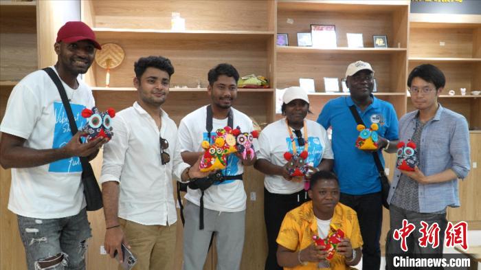 圖為國際青年代表展示親手制作的東營非遺黃河口布偶 ?！↓R魯 攝