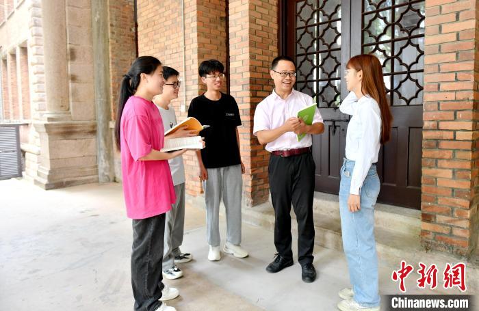 7月4日，臺灣教師陳昭志正在和學生交流。　呂明 攝