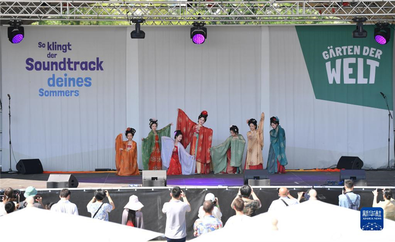 7月8日，在德國柏林世界公園，漢服愛好者進(jìn)行漢服展示。新華社記者 任鵬飛 攝