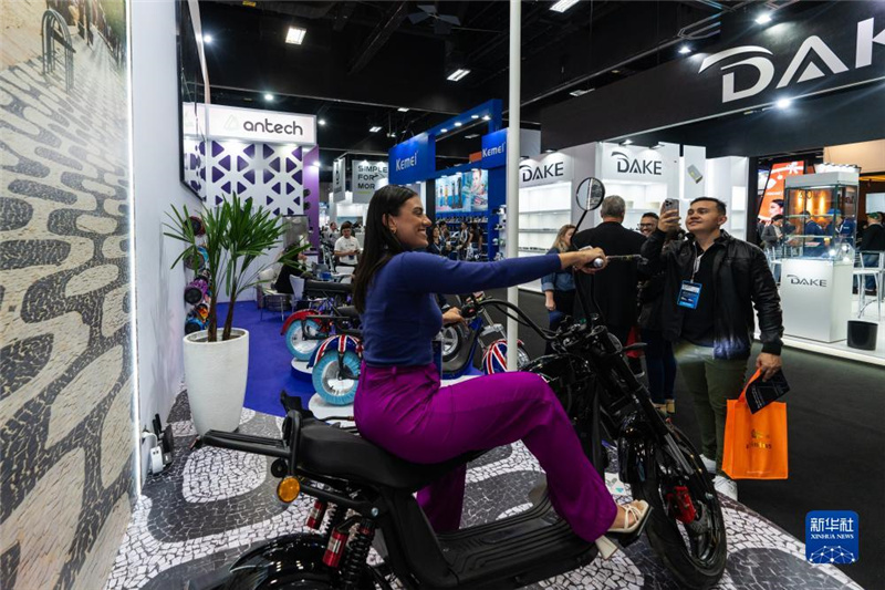 7月10日，在巴西圣保羅舉行的國際消費類電子及家用電器產(chǎn)品展覽會上，參觀者體驗一款電動自行車。新華社記者 王天聰 攝