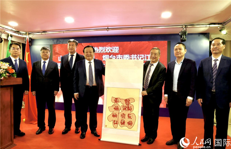 參加座談會(huì)的主要嘉賓合影留念。人民網(wǎng)記者宋亦然攝