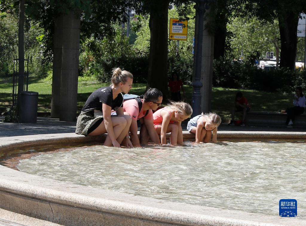 7月8日，人們?cè)诘聡?guó)法蘭克福的一處噴泉玩水。近日，德國(guó)法蘭克福逐漸迎來暑熱天氣。新華社記者 張帆 攝